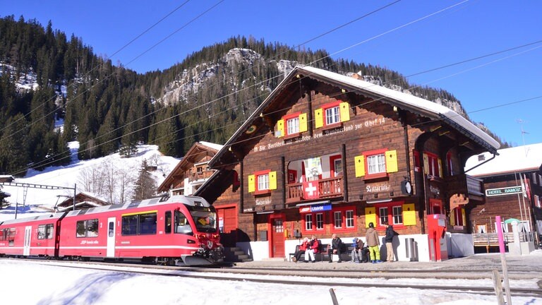 Zug der Chur-Arosa-Bahn in Litzirüti