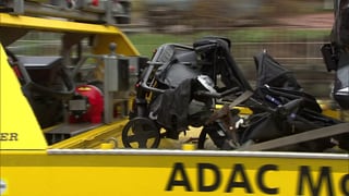 Ein Lkw erfasste beim Unfall in Schramberg mehrere Autos, eine Mutter und ihr Kind. Die Zwillingsschwester im Kinderwagen blieb unverletzt.