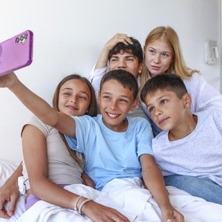 Symbolbild: Teenager-Gruppe, Selfie 