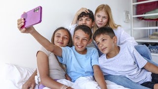 Symbolbild: Teenager-Gruppe, Selfie 