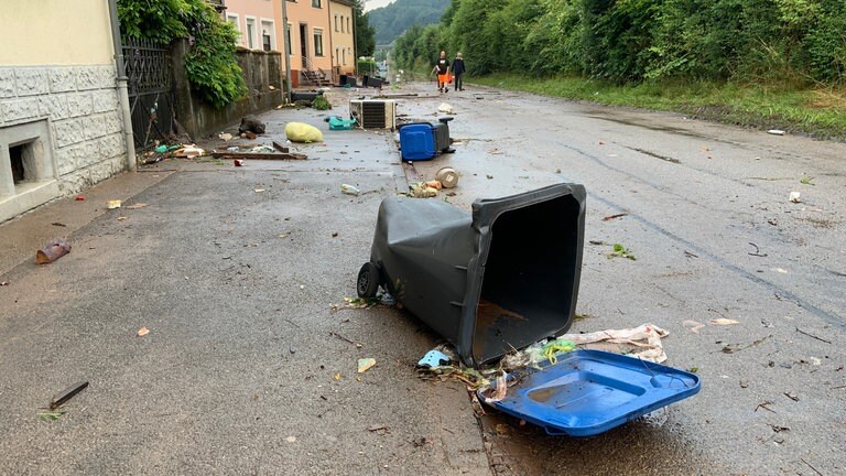 Ein Tag nach dem Hochwasser beginnen im Trierer Stadtteil Ehrang die Aufräumarbeiten.