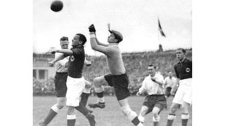Der deutsche Nationaltorhüter Willibald Kreß bei einer Faustabwehr während des Fußball-Länderspiels Deutschland gegen England (3:3) am 10.5.1930 in Berlin