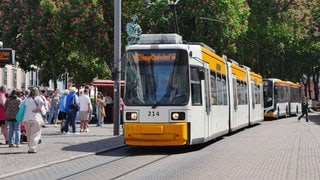 Eine Straßenbahn in Mainz (Symbolbild). Die Polizei ermittelt, nachdem Kinder Steine auf Straßenbahngleise gelegt haben. 