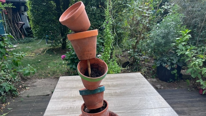Alte Tontöpfe kreativ nutzen: nachhaltige Stele für Ihren Garten