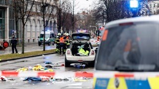 Ein Auto steht auf einer Straße unweit des Stiglmaierplatz. In der Münchner Innenstadt ist ein Fahrzeug in eine Menschengruppe gefahren. Die Politik in Rheinland-Pfalz reagiert bestürzt.