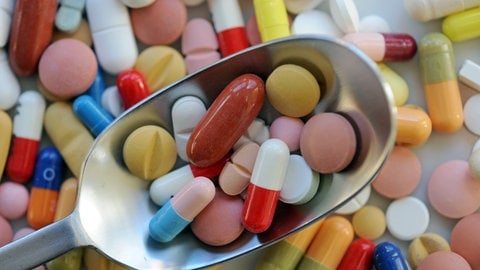 Viele Tabletten: Von Polypharmazie oder Multimedikation ist die Rede, wenn Menschen fünf oder mehr verschiedene Medikamente gleichzeitig nehmen. 