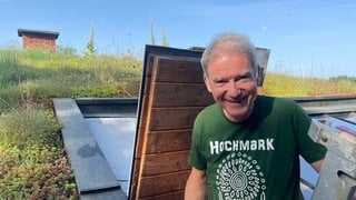 Johannes Hill in Trier hat in Eigenarbeit sein Hausdach aufwändig begrünt.
