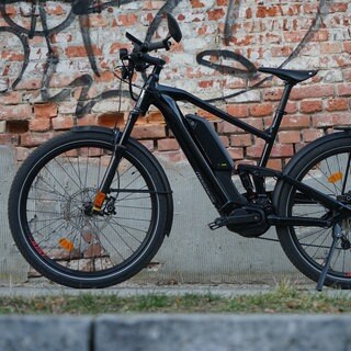 Ein Pedelec steht am Straßenrand.In Tübingen wurden rund 60 Pedelecs gestohlen. Vier junge Männer stehen dafür im Verdacht. 
