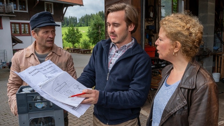 Riedle, Sebastian und Bea stehen hinter der Traktorscheune