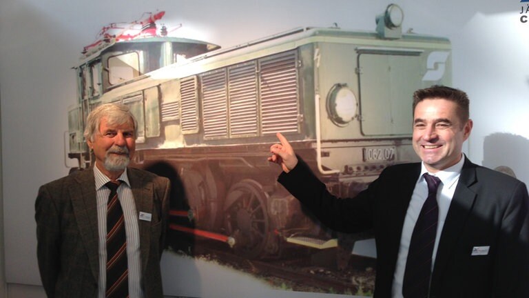 Jägerndorfer: Hans-Dieter und Chef Klaus Jägerndorfer vor der Neuheit 1062. Das H0-Modell einer Museumslok, die heute noch existiert. Erscheinungsdatum Anfang 2015