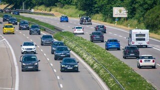 Zwischen Ulm-West und dem Kreuz UlmElchingen wird die A8 verbreitert. (Archivbild)