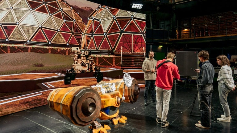 SWR Baden-Baden Studio 6: Multicam-Live-Switch zwischen drei getrackten Kameras in Kombination mit dem neuesten Tracking-System Ocellus von Sony. 
