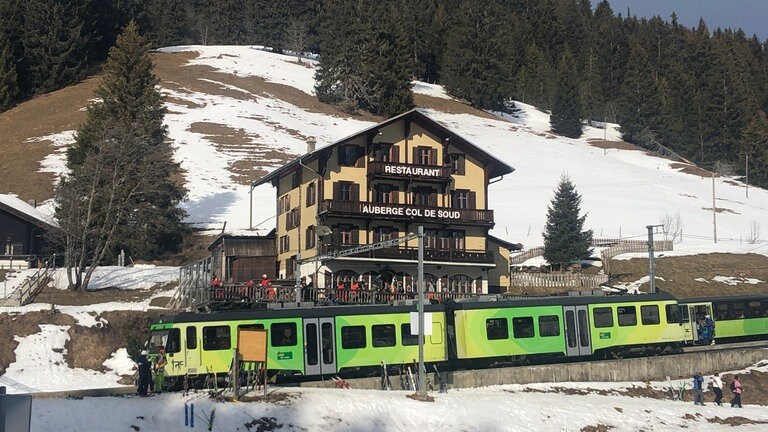 Stopp am Col de Soud. Die Haltestelle wird auch gern von Skifahrern genutzt, die von hier wieder hinauf zum Col de Bretaye fahren – die Zahnradbahn hat hier auch die Funktion eines Skilifts.