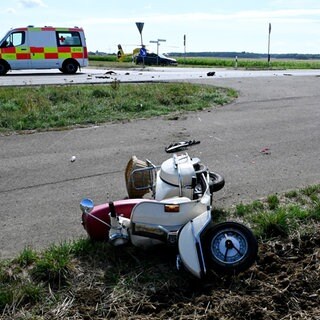 Ein Roller liegt an einem Acker auf der Seite: Nach einem Unfall zwischen Autofahrer und Rollerfahrerin hat eine Krankenschwester erste Hilfe geleistet