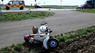 Ein Roller liegt an einem Acker auf der Seite: Nach einem Unfall zwischen Autofahrer und Rollerfahrerin hat eine Krankenschwester erste Hilfe geleistet