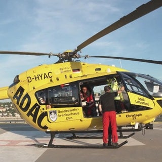 Ein Helikopter steht auf einem Landeplatz