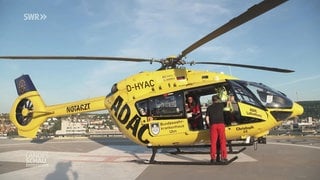Ein Helikopter steht auf einem Landeplatz
