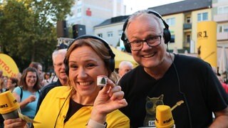 Mini-Tässchen für Espresso? Steffi Stronczyk und Michael Lueg inspizieren ein paar der "Musikinstrumente".