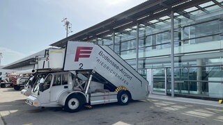 Eine Fluggasttreppe steht am Flughafen in Friedrichshafen (Archivbild): Bald startet am Bodensee-Airport eine neue Airline, die Flüge auf Abruf anbietet.