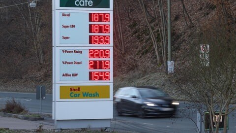 Die Preise an einer Tankstelle.