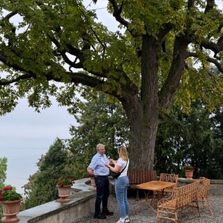 SWR-Reporterin Friederike Fiehler spricht mit Dominik Gügel, Direktor des Napoleonmuseums Thurgau, Schloss & Park Arenenberg.
