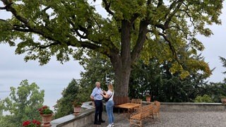 SWR-Reporterin Friederike Fiehler spricht mit Dominik Gügel, Direktor des Napoleonmuseums Thurgau, Schloss & Park Arenenberg.