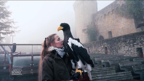 Falknerin Nathalie Denolf mit einem Falke auf der Hand