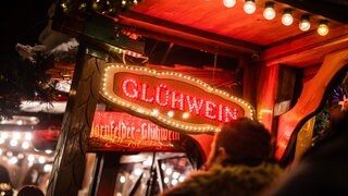 Glühwein steht an einem Stand des Stuttgarter Weihnachtsmarktes geschrieben. Welche schönen Weihnachtsmärkte im Land es 2024 sonst noch gibt, sehen Sie in unserem Überblick.