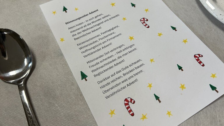Die Schülerinnen des Gymnasiums entwerfen Weihnachtsbotschaften für die Besucher.