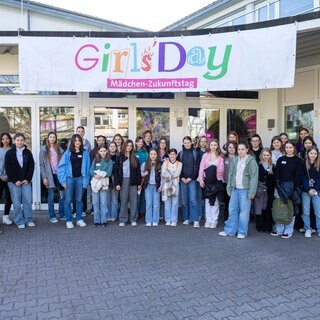 Mädchen stehen zum GirlsDay vor dem SWR Funkhaus in Baden-Baden