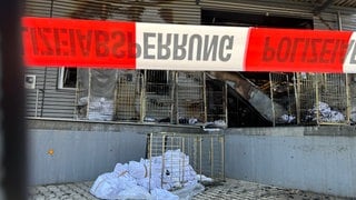 Das Innere einer Waschhalle der Textilfirma Geiger Textil nach dem Großbrand.