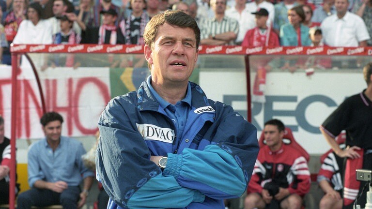 Otto Rehhagel mit verschränkten Armen