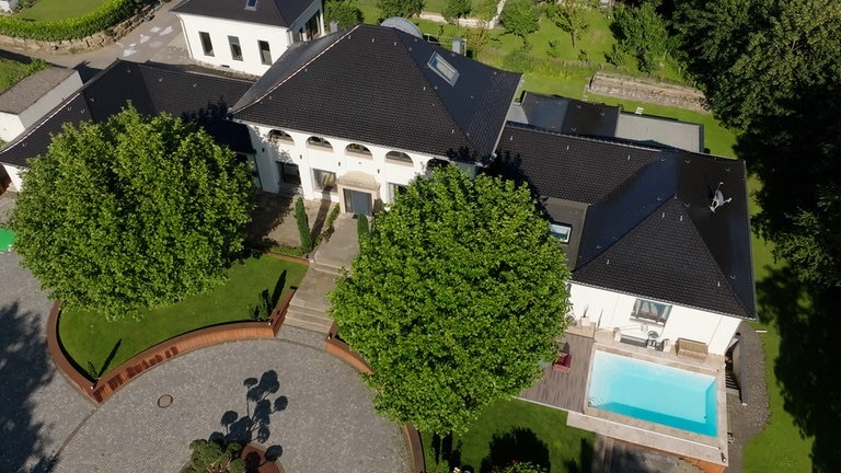 Drohnen-Foto des Ensembles von oben im heutigen Zustand.