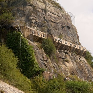 Netze sichern die Bahnstrecke bei St.Goar gegen herabstürzendes Geröll. 