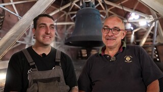 Johannes Buse repariert eine Kirchenglocke