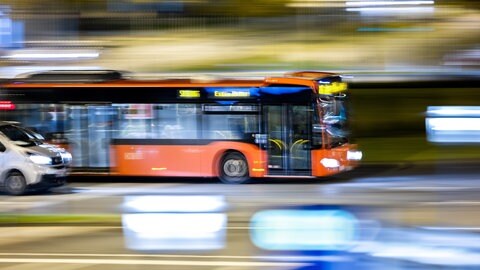 Unbekannte haben in Bad Kreuznach Schüsse auf einen besetzten Bus abgefeuert. (Symbolbild)