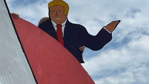 Eine Kariaktur von US-Präsident Donald Trump, die an einem der Themenboote für das Nabada am Schwörmontag 2025 angebracht wird.