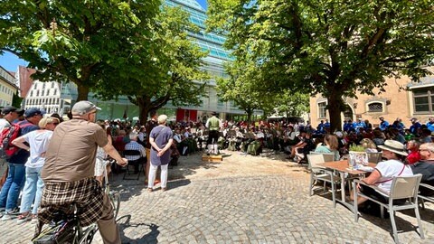 Die Stadtkapelle Isny tritt im Rahmen des Deutschen Musikfestes auf dem Ulmer Marktplatz auf. Im Hintergrund die Pyramide der Ulmer Stadtbibliothek.