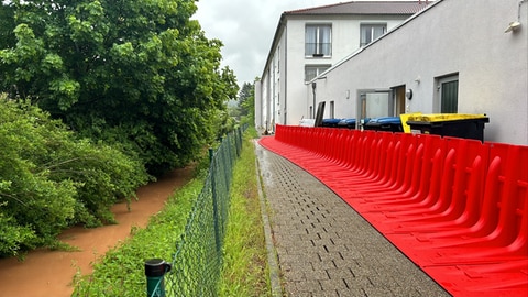Beim Pfingst-Hochwasser 2024 im pfälzischen Thaleischweiler wurde ein Altenheim mit einem mobilen Hochwasserschutz gesichert.
