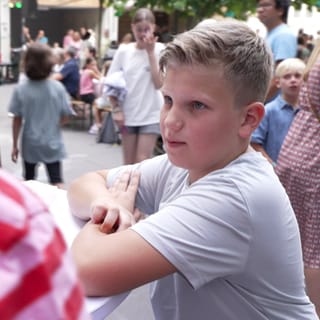 Jakob ist einer der elf Schüler, die neu sind auf der ehemaligen Mädchenschule St. Dominikus-Gymnasium in Karlsruhe. Er steht auf dem Pausenhof.