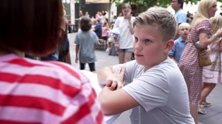 Jakob ist einer der elf Schüler, die neu sind auf der ehemaligen Mädchenschule St. Dominikus-Gymnasium in Karlsruhe. Er steht auf dem Pausenhof.