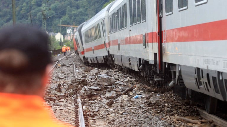 Ein Intercity der Deutschen Bahn entgleist an einer Gerölllawine vor St. Goar im Mittelrheintal.