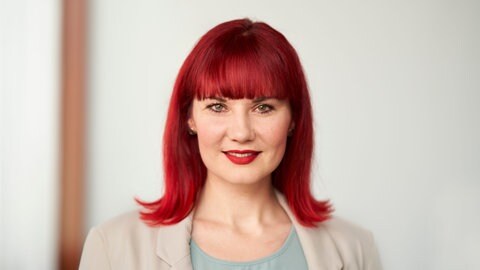 Sarah Straub, Demenzexpertin und Musikerin, lächelt in die Kamera.  Diagnose Demenz: Expertin gibt praktische Tipps für Hilfe, Verständnis und Entlastung - Wie Angehörige Demenz ausbremsen können und wie ein positiver dauerhafter Umgang mit Demenz gelingt: Antworten von Sarah Straub, Neurowissenschaftlerin und Diplom-Psychologin, in SWR1 Leute