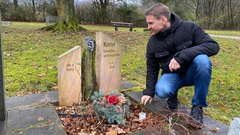 Matthias auf dem Friedhof, am Grab seiner verstorbenen Frau.