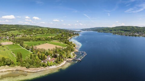Luftaufnahme Bodensee im Sommer. Der See dient als großes Wasserreservoir bei Hitze in BW.