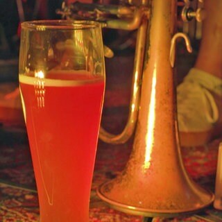 Bühne im Benderhof mit Weizenbierglas und Trompete