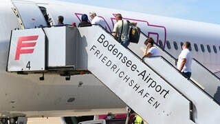Passagiere steigen auf dem Bodensee-Airport in Friedrichshafen in einen Flieger.