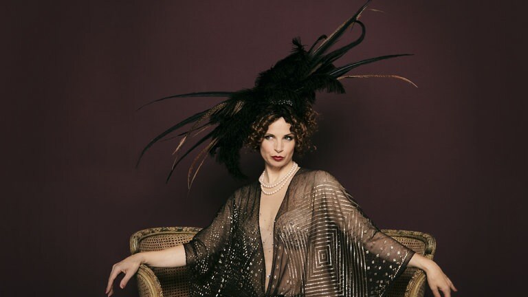 Ein Portrait der Hamburger Cabaret-Diva Maladée. Sie hat den Kleinkunstpreis "Tuttlinger Krähe" 2025 gewonnen.