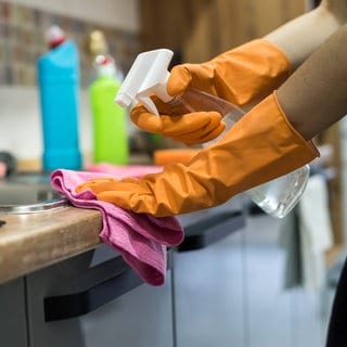 Spüle wird mit Tuch gereinigt