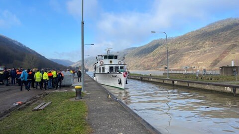 Erstes Schiff fährt wieder durch die Moselschleuse Müden. 